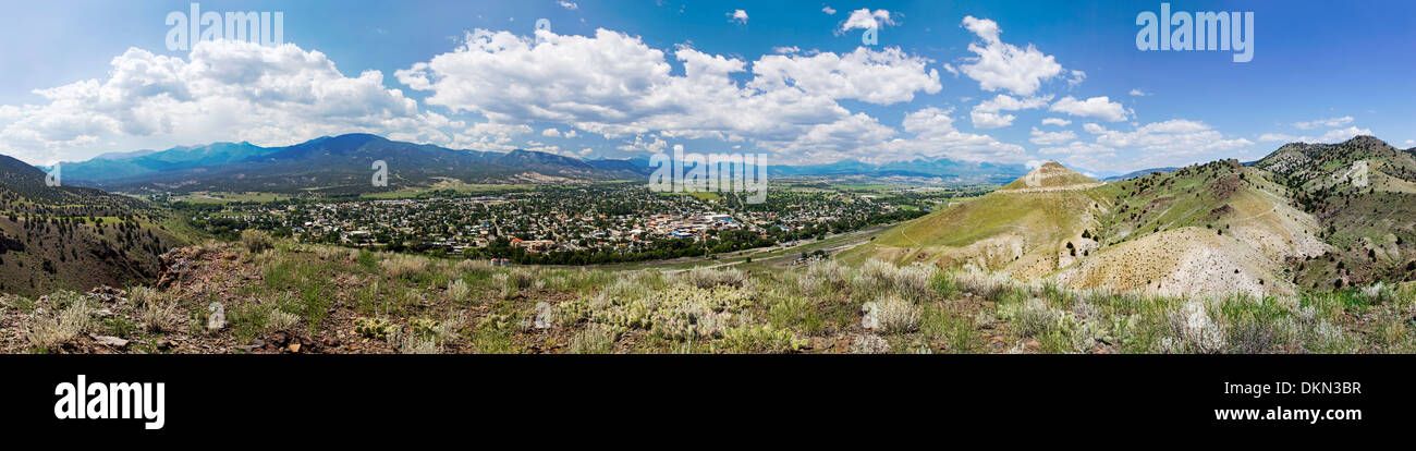 Panaroma-Blick der Sawatch Range, Rocky Mountains, den Arkansas River Valley und historischen Salida, Colorado, USA Stockfoto