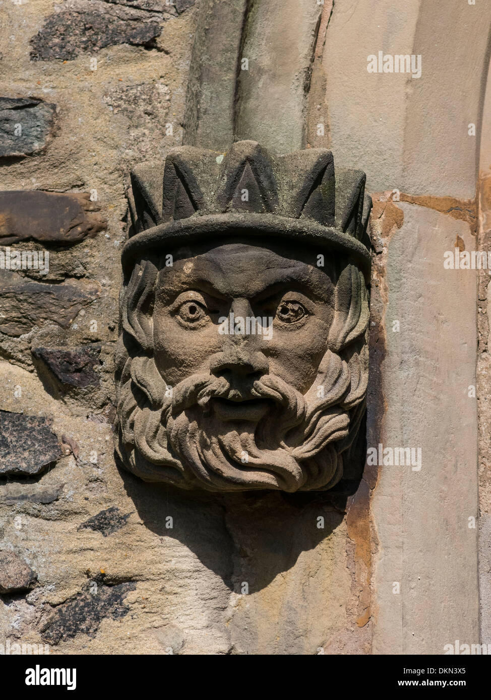 Kleine geschnitzte Steinmauer Chef des bärtigen Königs Kopf mit Krone Stockfoto Kleine geschnitzte Steinmauer Chef des bärtigen Königs Kopf mit Krone Stockfoto