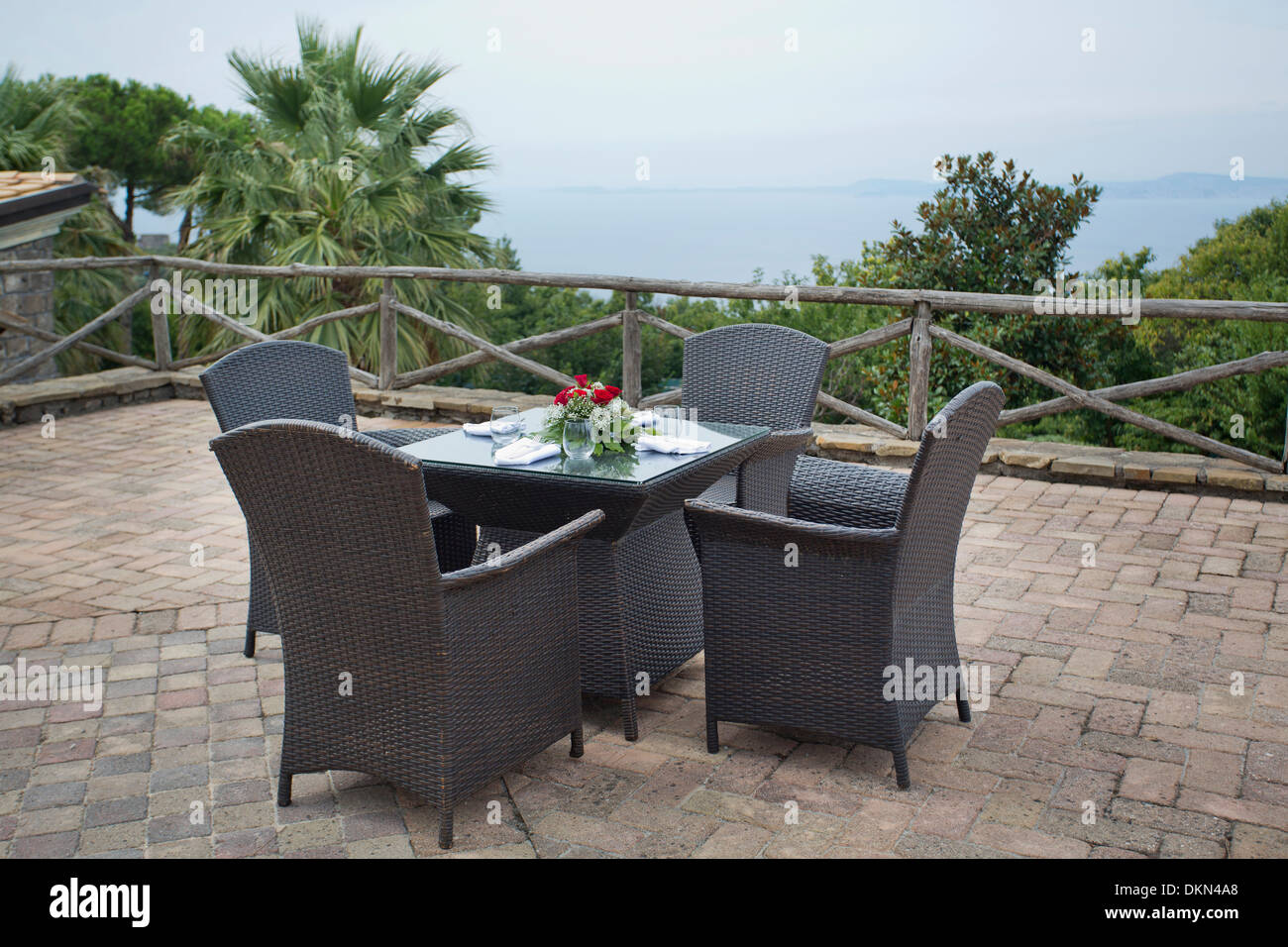 Mit Blick auf den italienischen Ozean mit Rosen auf dem Tisch Stockfoto