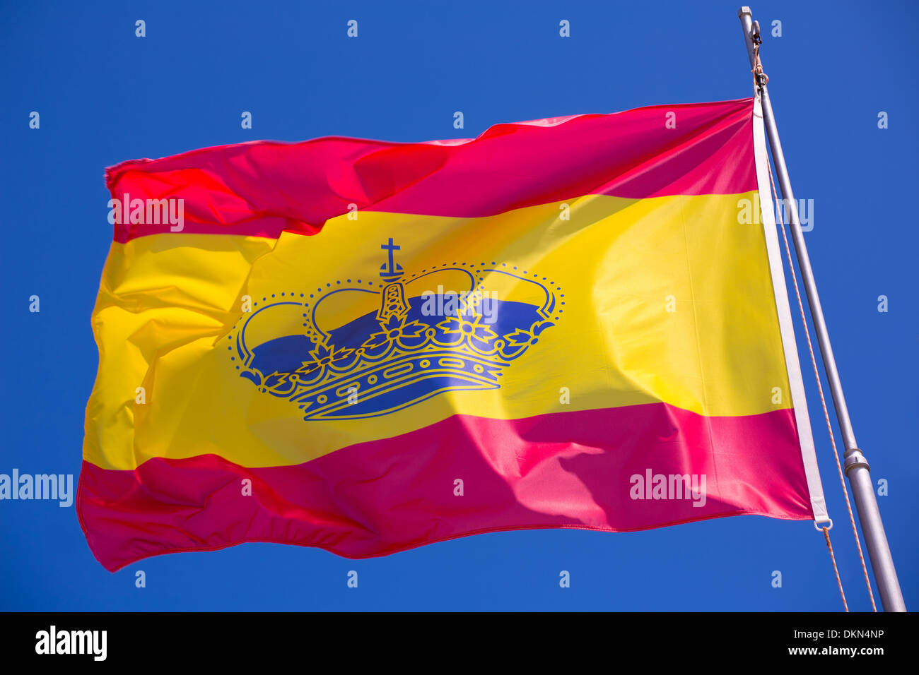 Spanien rot und gelb Fehler wehenden Wind unter blauem Himmel Stockfoto