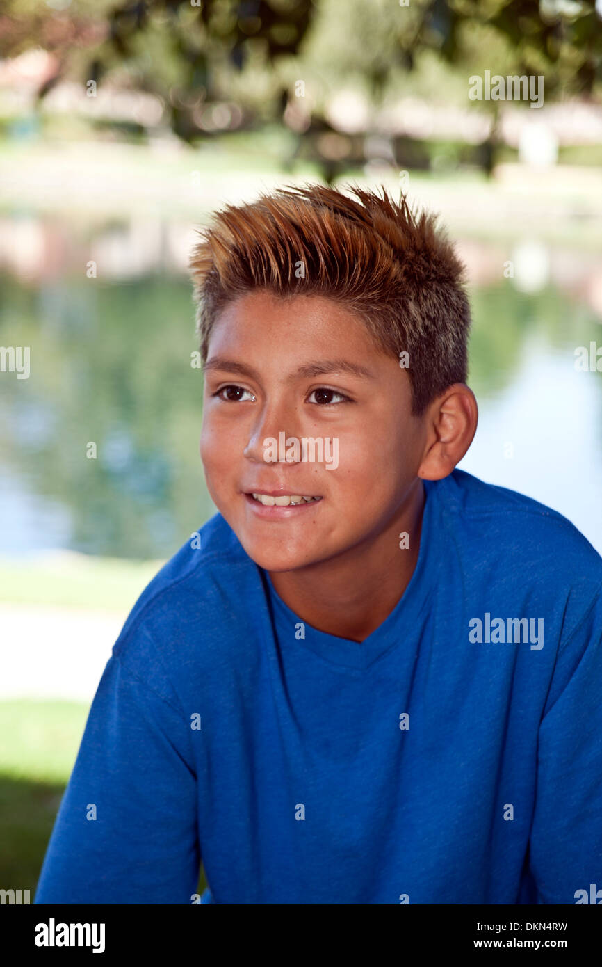 Portrait 11-13 Jahre alt lächelnd Multi ethnische Vielfalt ethnisch vielfältigen multikulturellen kulturellen Teenage hispanischen Jugendlichen Menschen Tween tweens Myrleen Pearson Stockfoto