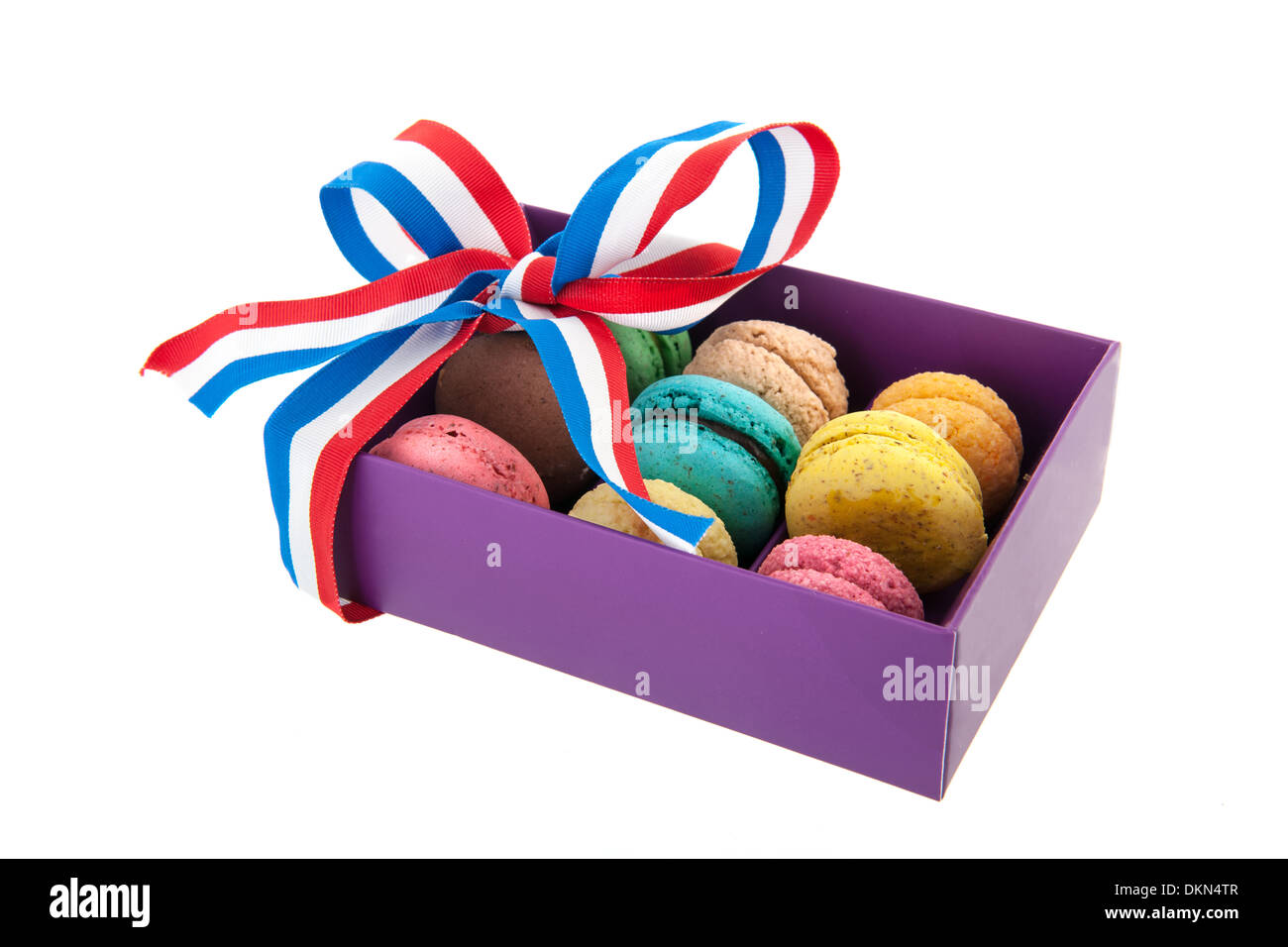 Bunte Macarons in Karton Geschenk-Box mit Band Stockfoto