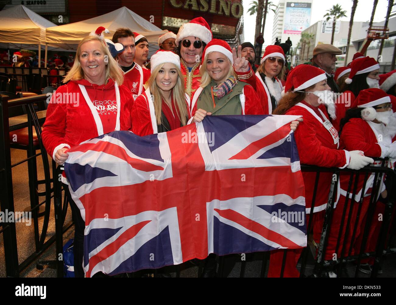 Las Vegas, NV, USA. 7. Dezember 2013. Alan Rothwell Familie aus Liverpool England in Anwesenheit für Gelegenheit Dorf 9. jährliche Las Vegas Great Santa Run, Innenstadt, Las Vegas, NV 7. Dezember 2013. Bildnachweis: James Atoa/Everett Collection/Alamy Live-Nachrichten Stockfoto