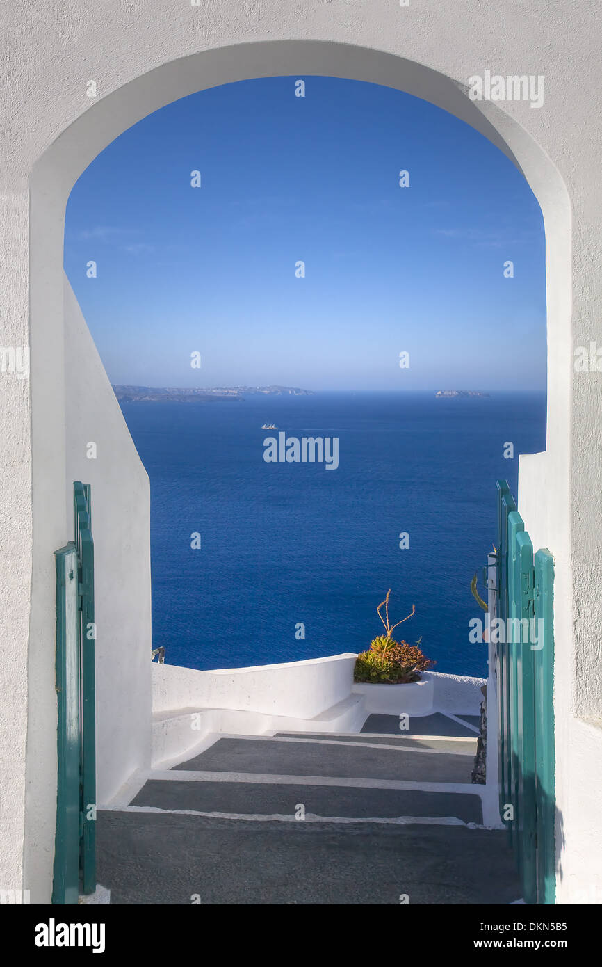 Eine Tür führt auf die Caldera von Santorin, ein wunderbarer Zufluchtsort auf den griechischen Inseln Stockfoto