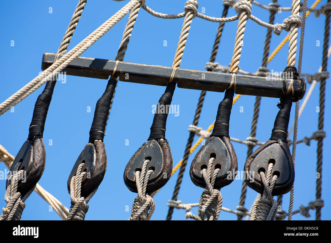 Oldtimer Holzboot Riemenscheibe und Seile Detail unter blauem Himmel Stockfoto