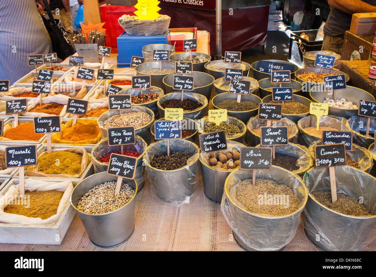 Stall verkauft Gewürze in Ceret Markt, Languedoc-Roussillon, Pyrénées-Orientales, Frankreich Stockfoto