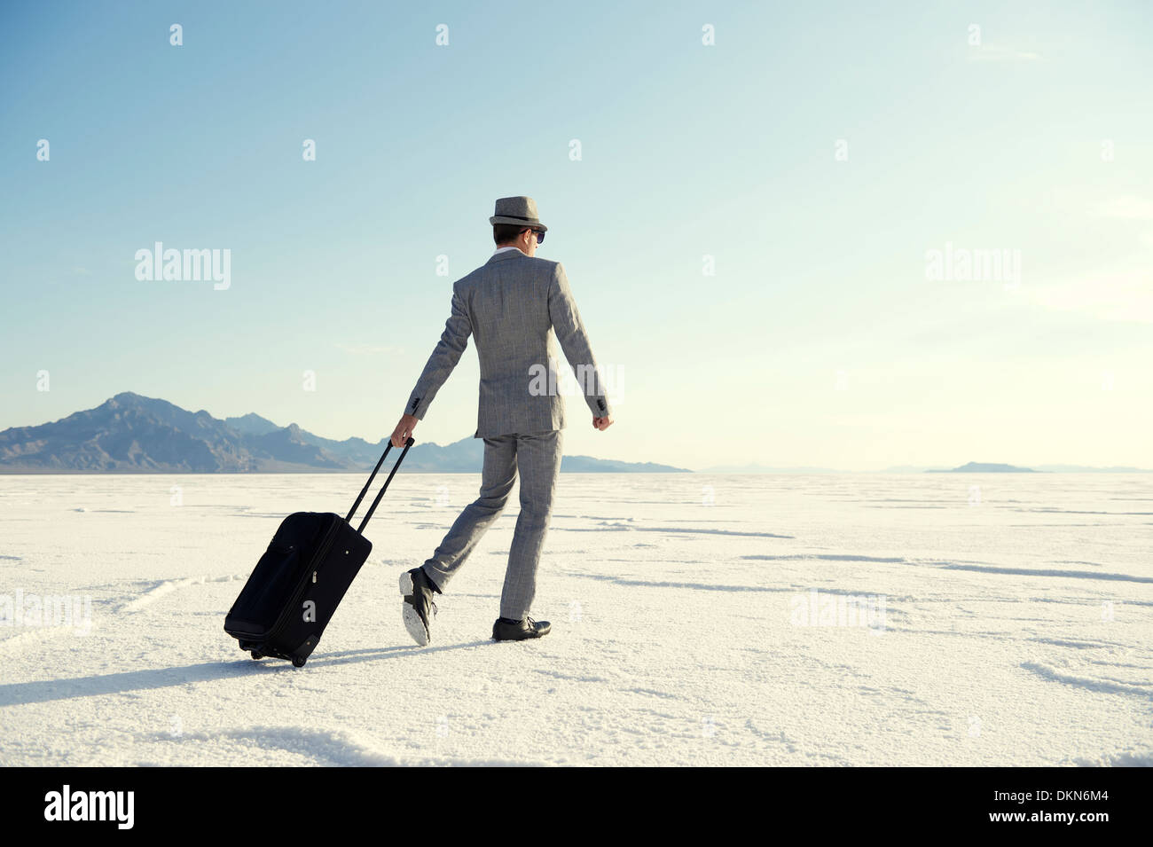 Reisen mit Gepäck zu Fuß über dramatische Landschaft Geschäftsmann Stockfoto