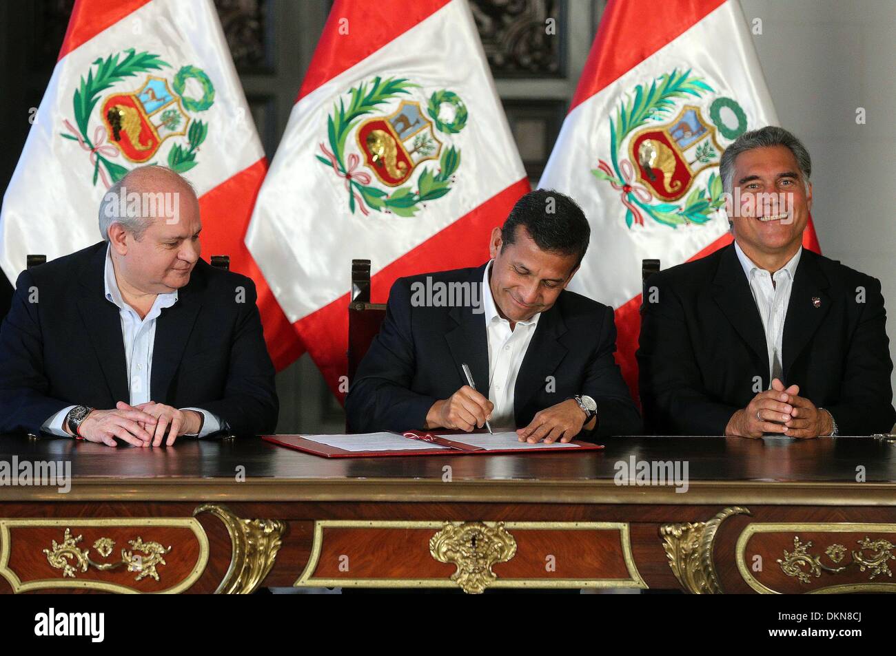 Lima, Peru. 8. Dezember 2013. Bild zur Verfügung gestellt von Perus Präsidentschaft zeigt Peruvian President Ollanta Humala (C), Verteidigungsminister Pedro Cateriano (L) und dem Präsidenten der Peruvian Sports Institute Francisco Boza (R) Unterzeichnung der Verkündung der Verordnung des Gesetzes Nr. 27280, The Gesetz der Erhaltung der entsprechenden Wellen für sportliche Betätigung im Regierungspalast in Lima, Hauptstadt von Peru, am 7. Dezember , 2013. © Perus Präsidentschaft/Xinhua/Alamy Live-Nachrichten Stockfoto