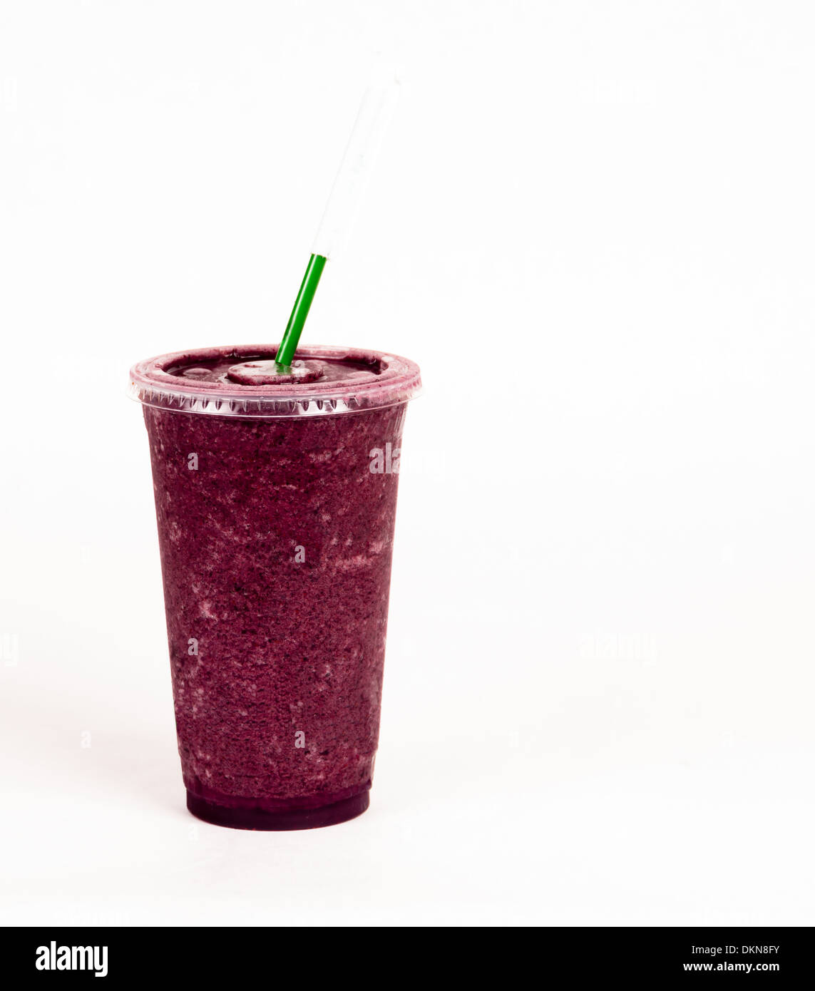 Pomegranite Smoothie sitzt auf weißen trinkfertig eine Tasse zu gehen Stockfoto