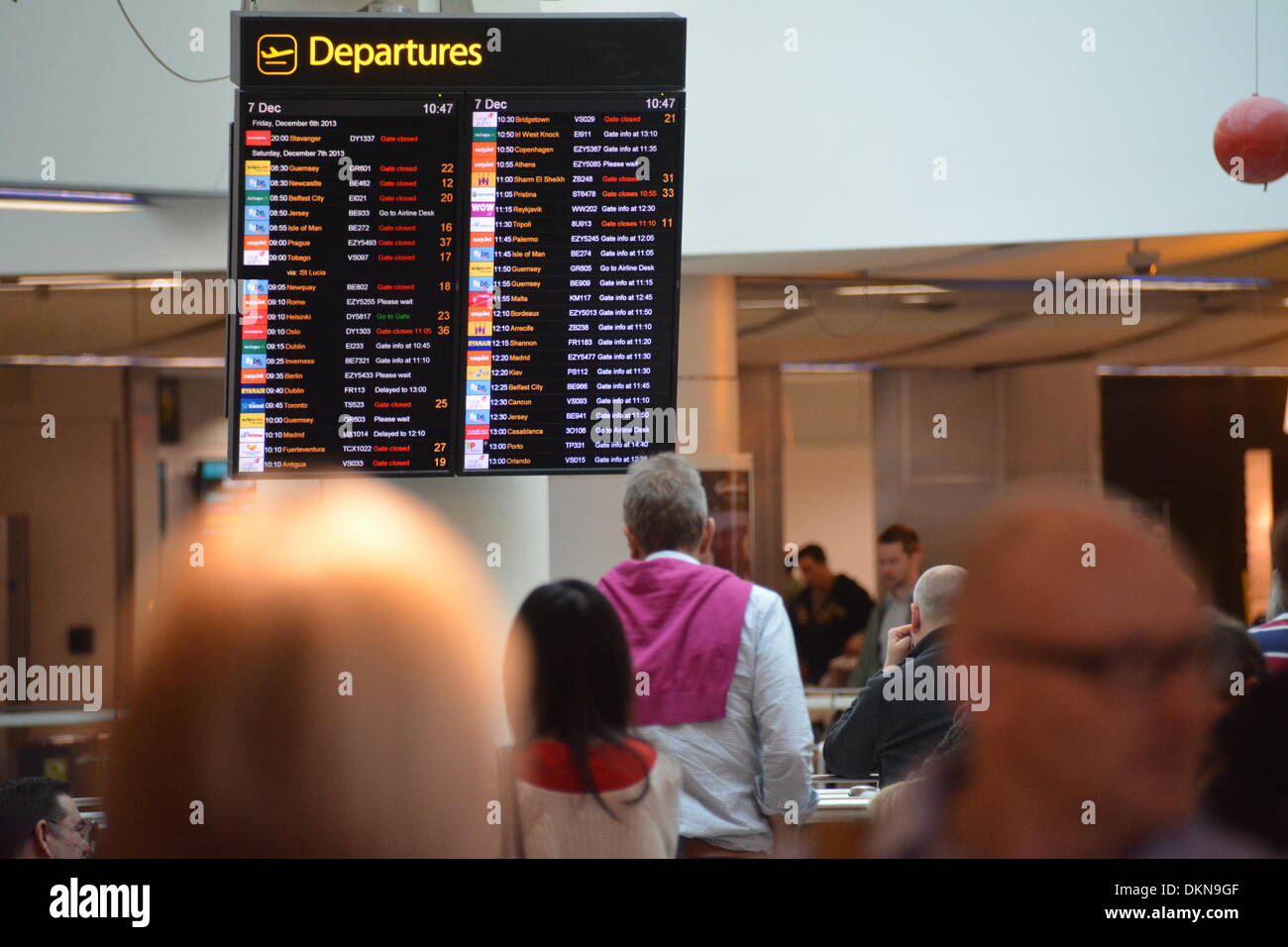 Gatwick, UK. 7. Dezember 2013. Erhebliche Verzögerungen fand an den meisten Flughäfen in Großbritannien gestern aufgrund eines Problems mit der Flugsicherung. Dies erfolgte am Flughafen Gatwick, wo Passagiere stundenlang verzögert wurden. Bildnachweis: Greg Weddell/Alamy Live-Nachrichten Stockfoto