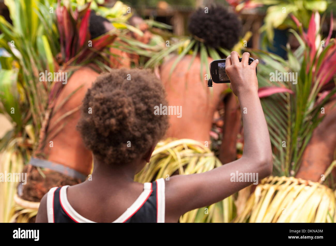 NI-Van junge mit Nokia Handy Filmen Tänzerinnen in Fest "Sawagoro ein Fest der traditionellen Kultur in Vanuatu Stockfoto