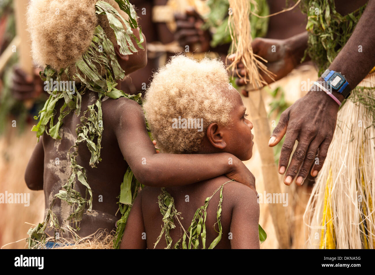 Kinder unter den Interpreten aus Tanna am Fest teilnehmen ' Sawagoro, eine Feier des Kastom, traditionelle Kultur in Vanuatu Stockfoto