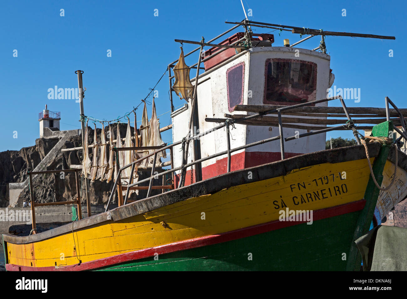 Angelboot/Fischerboot mit Stockfisch im Hafen von Camara de Lobos, Madeira, Portugal Stockfoto