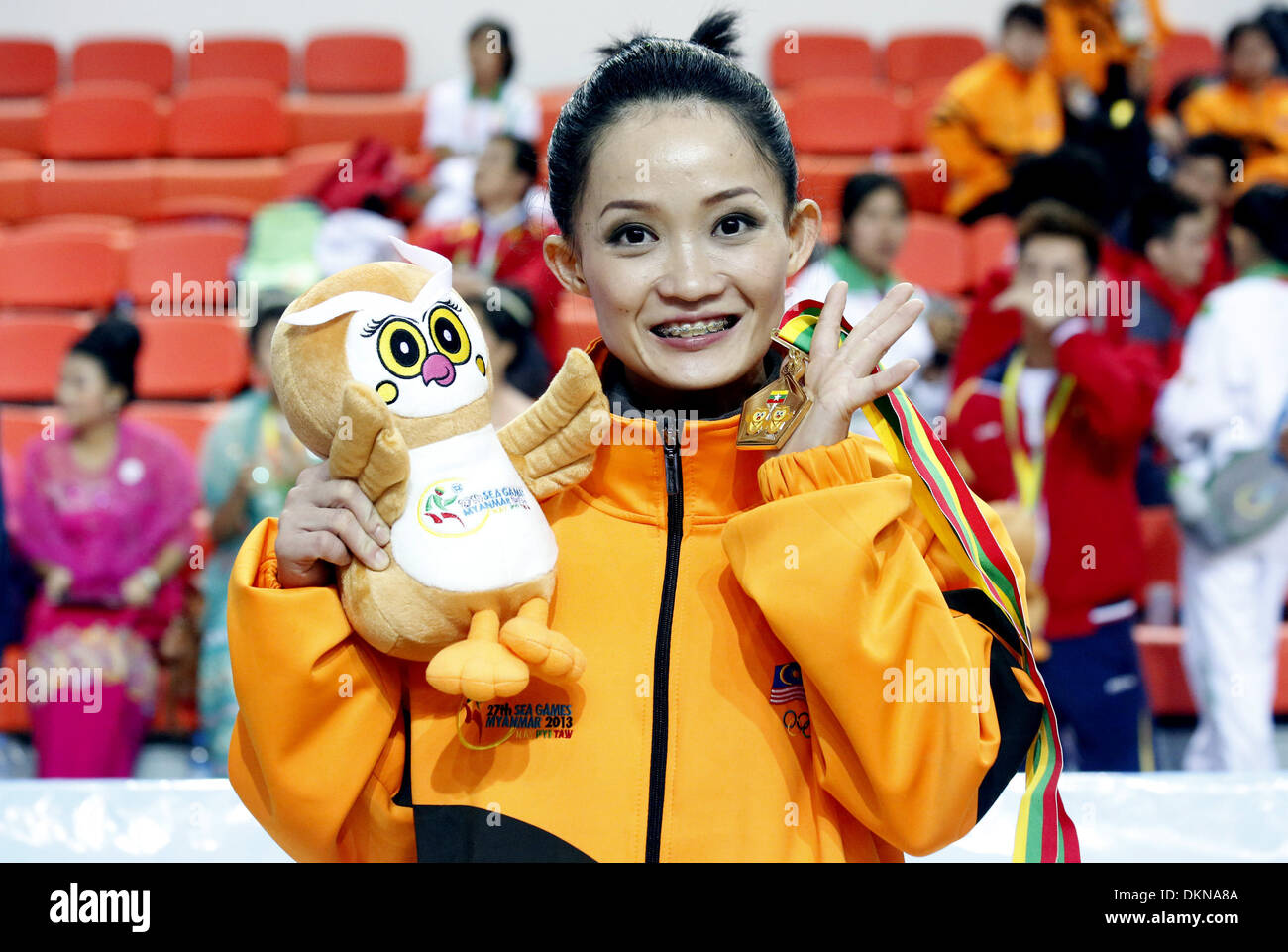 (131208)--NAY PYI TAW, 8. Dezember 2013 (Xinhua)--malaysischen Sportler Diana Bong Siong Lin feiert mit Goldmedaille bei der Verleihung der Frauen Nanquan Wettbewerb des 27. SEA Games in Nay Pyi Taw, Myanmar, 7. Dezember 2013. (Xinhua/U Aung) Stockfoto