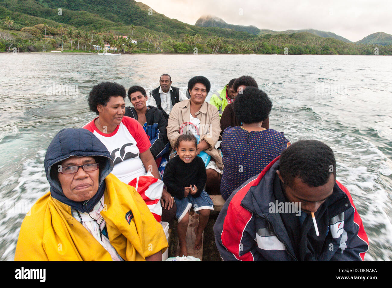 Dorfbewohner von Lomati auf den Weg von Qalikarua für die 90-minütige Fahrt von Longboat zurück in ihr Dorf. Matuku, Laus, Fidschi Stockfoto