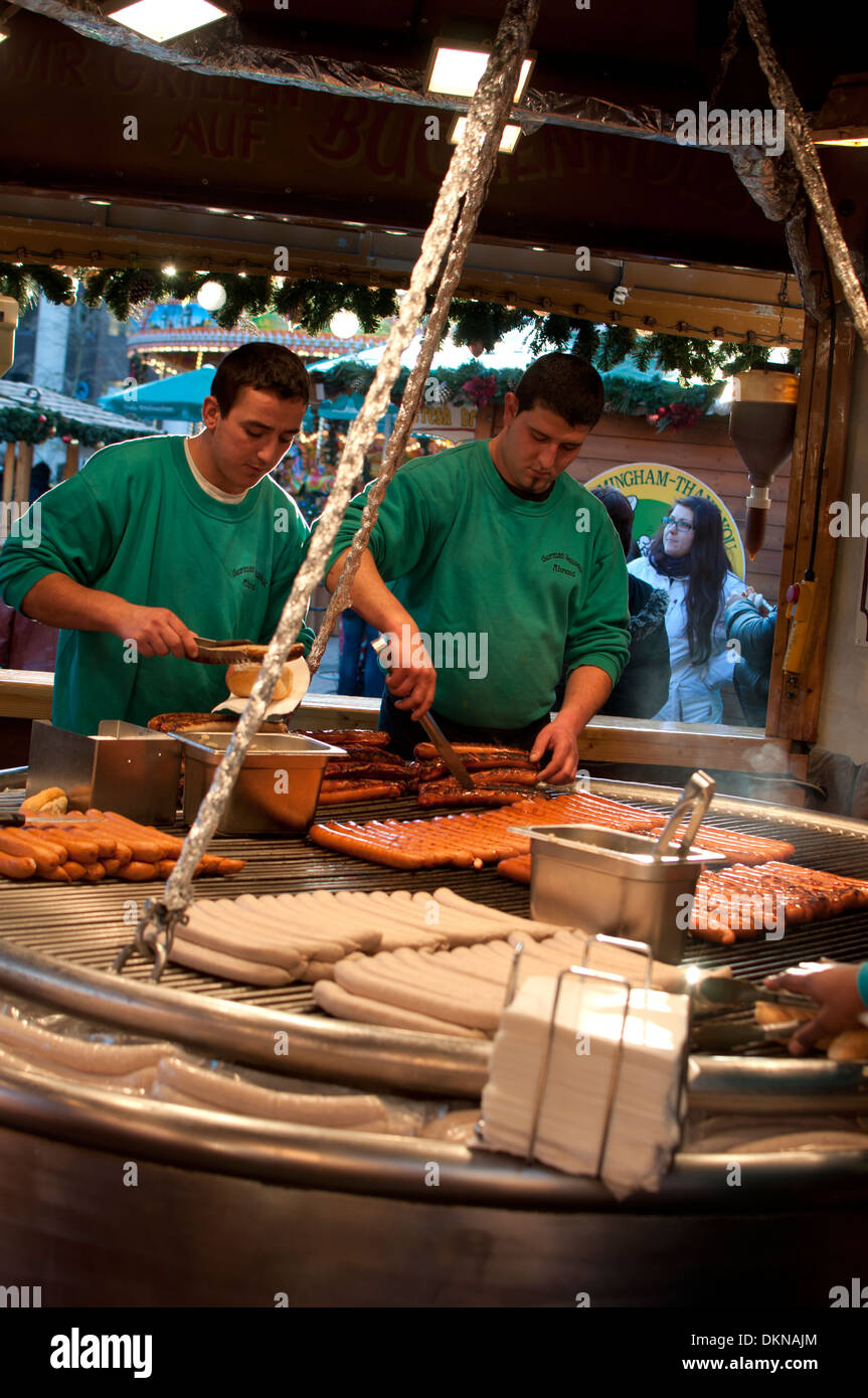 Deutsche Bratwurst Stall, Frankfurt deutschen Weihnachtsmarkt, Birmingham, UK Stockfoto