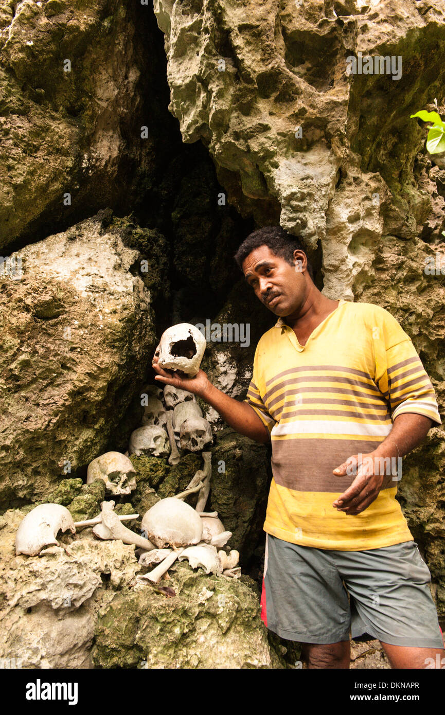 Mann, der Schädel unter den menschlichen Überresten, was, die er sagte, von Feinden getötet und gegessen werden von seinen Vorfahren, renommierten Krieger waren. Fidschi-Inseln Stockfoto