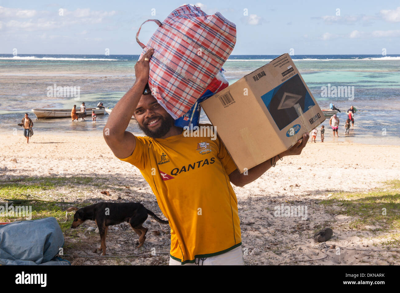 Personen und Gütern ausgestattet durch das unregelmäßige Versorgung Boot von Suva gebracht. Matuku Insel, Fidschi-Inseln. Stockfoto