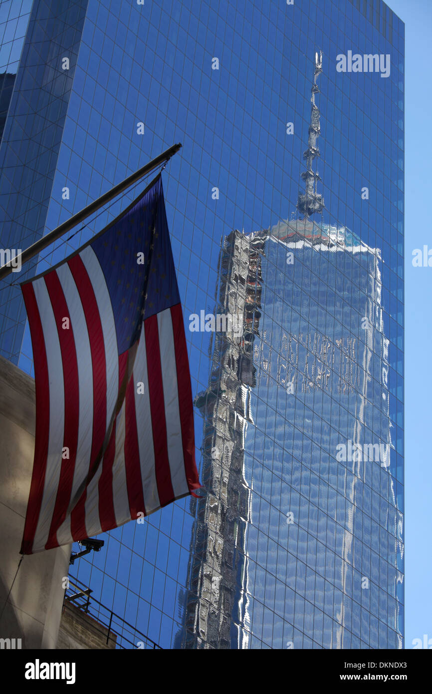 Ein World Trade Center oder Freedom Tower spiegelt sich in einem Skyscaper, New York City, USA Stockfoto