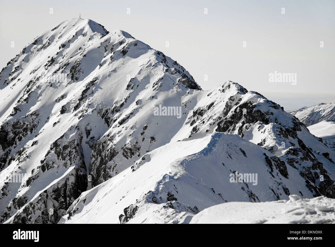 Verschneiten Bergrücken mit Berggipfel im Hintergrund Stockfoto