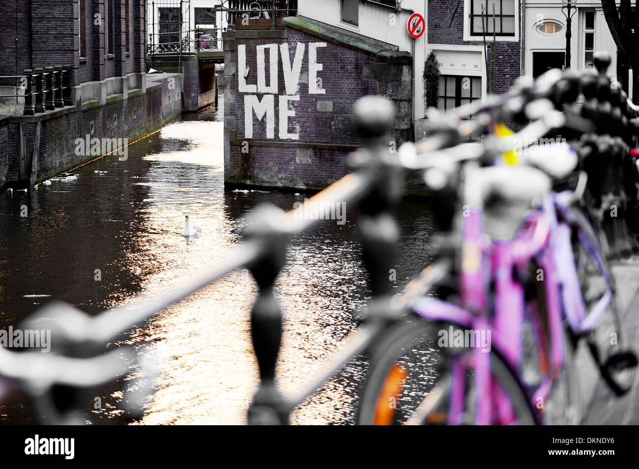 Liebe mich Graffiti an der Wand eine Wasserstraße Gracht in Amsterdam Stockfoto