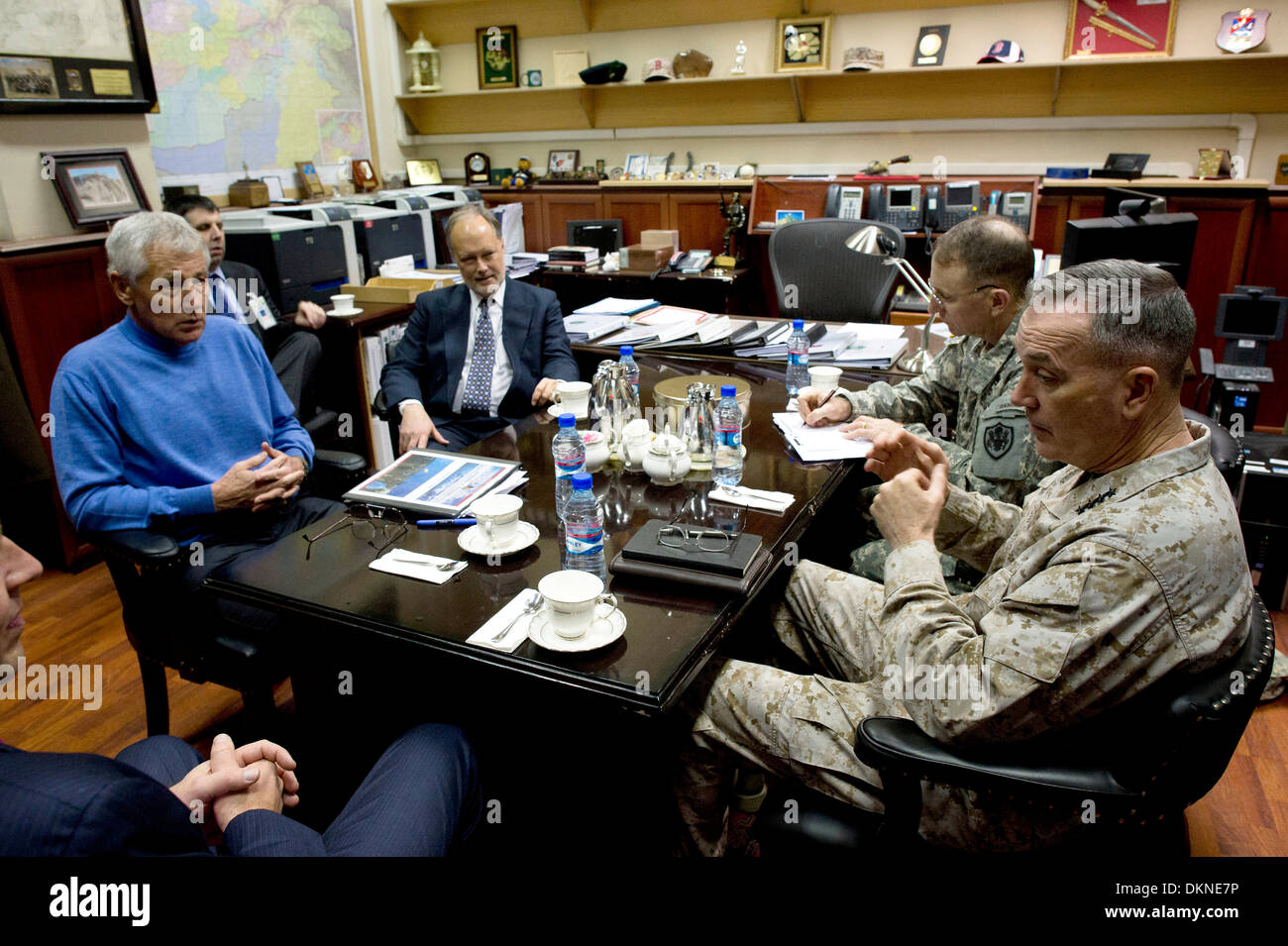 7. Dezember 2013 trifft sich US-Verteidigungsminister Chuck Hagel mit Befehlshaber ISAF General Joseph Dunford und Botschafter James Cunningham bei ISAF-Hauptquartier in Kabul, Afghanistan. Stockfoto