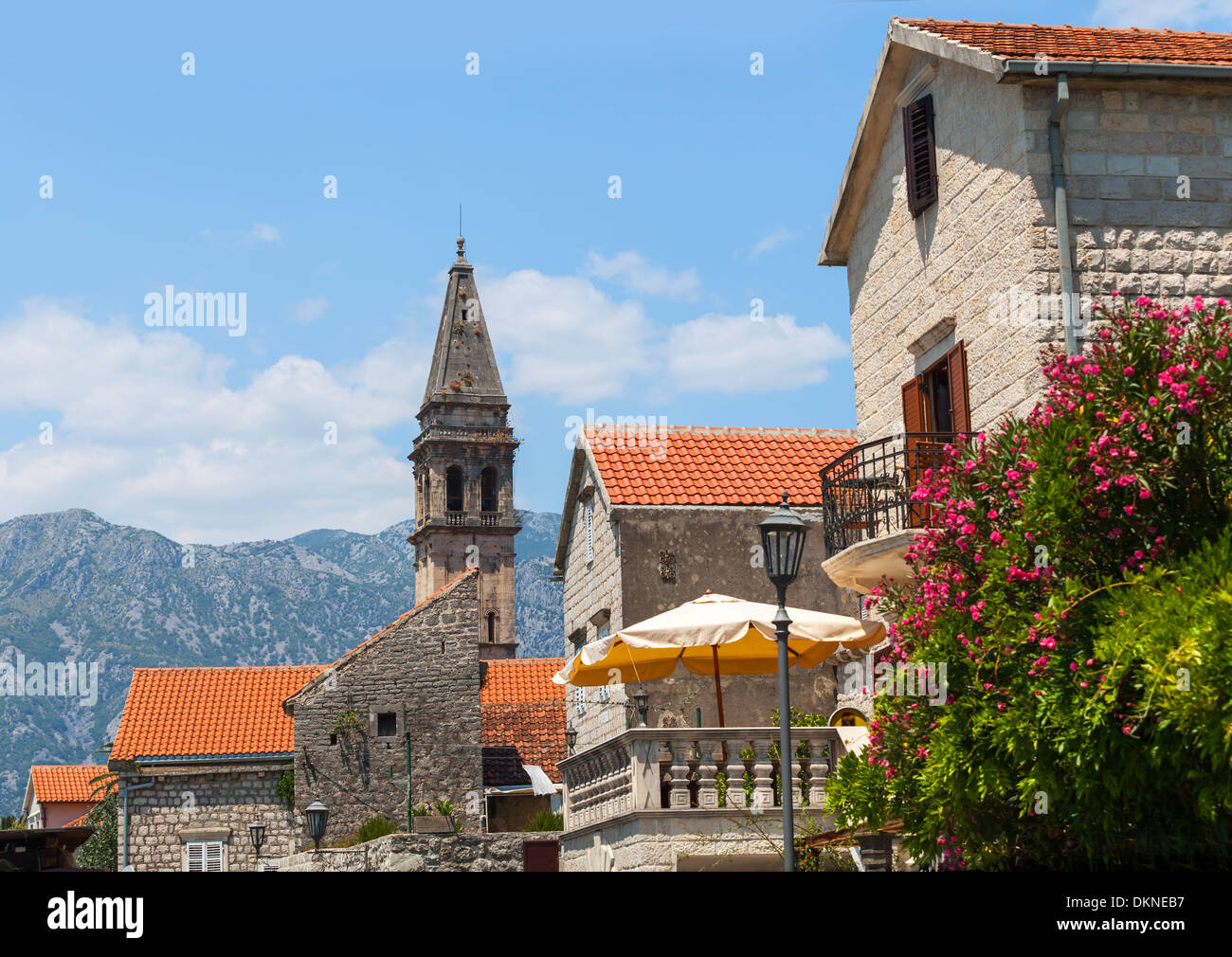 Turm der St. Nikolauskirche in Perast Stadt Glocke. Bucht von Kotor Stockfoto