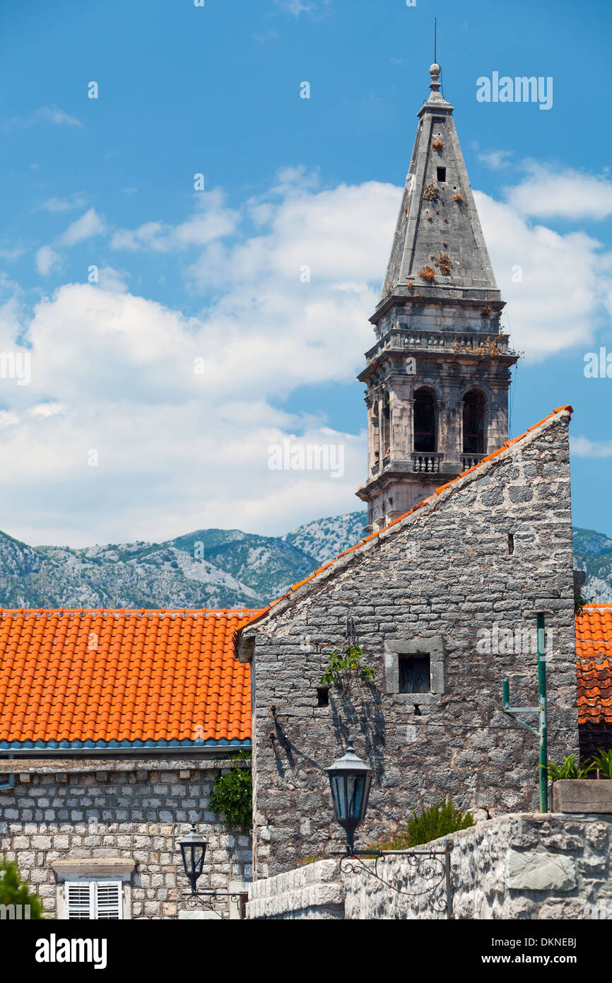 Glockenturm der St.-Nikolaus-Kirche in Perast Stadt. Bucht von Kotor Stockfoto