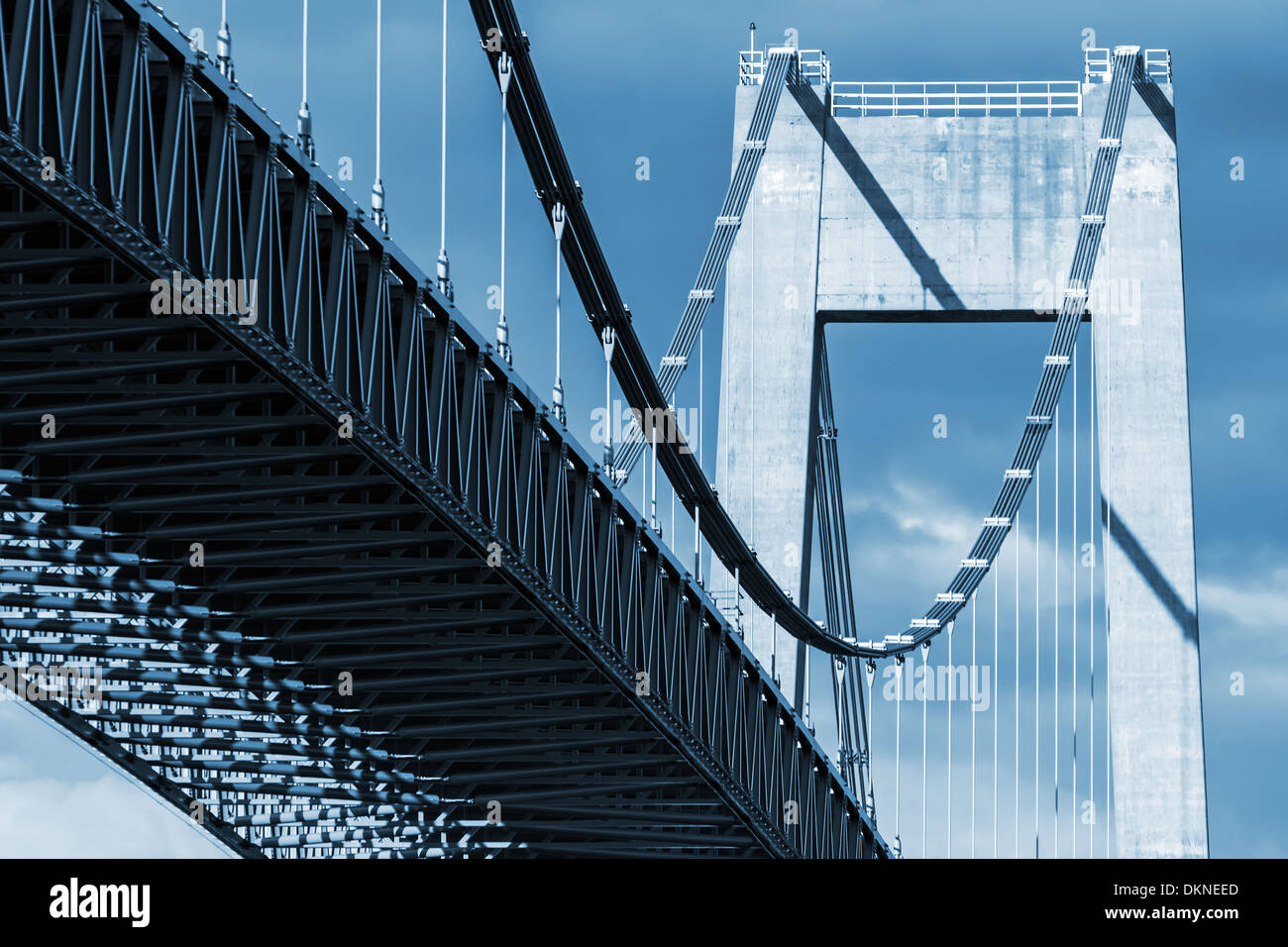 Typische Kfz Kabel-gebliebene Brücke. Monochrome Fotos Stockfoto