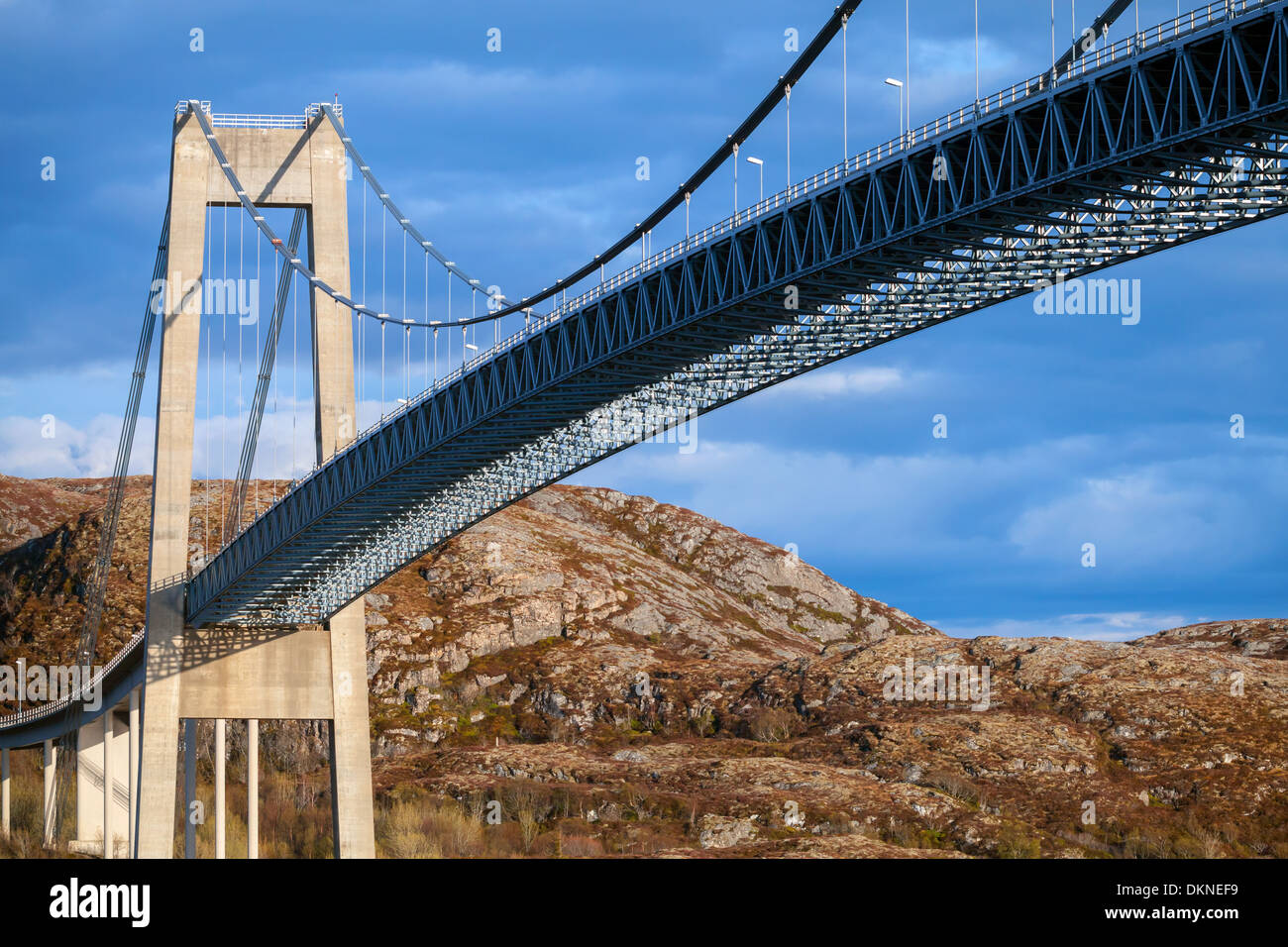 Typische Kfz Kabel-gebliebene Brücke. Rorvik, Norwegen Stockfoto