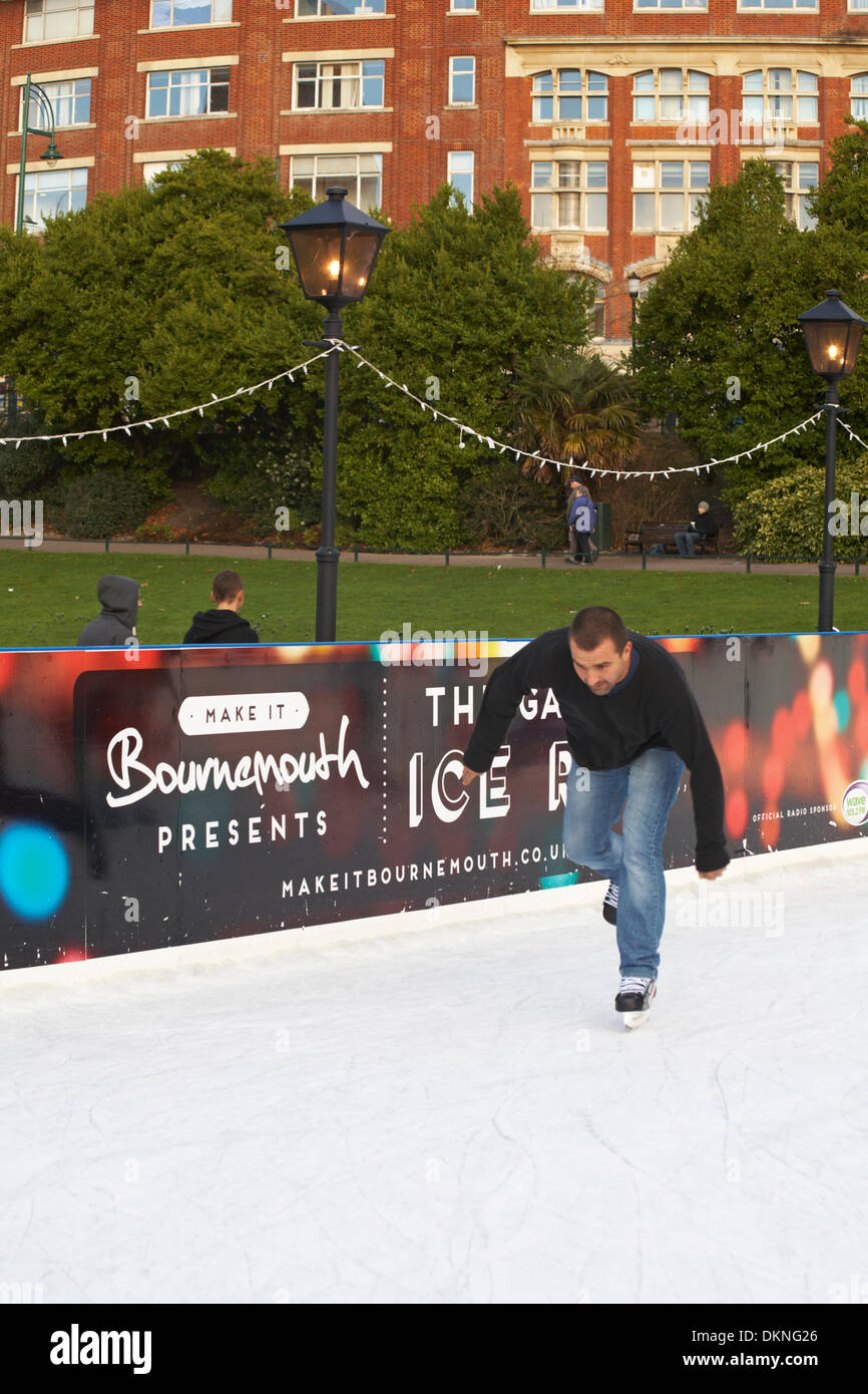 Bournemouth, Großbritannien Sonntag, den 8. Dezember 2013. Man Eislaufen auf der Eisbahn im Freien Gärten Eislaufbahn in Bournemouth Stockfoto