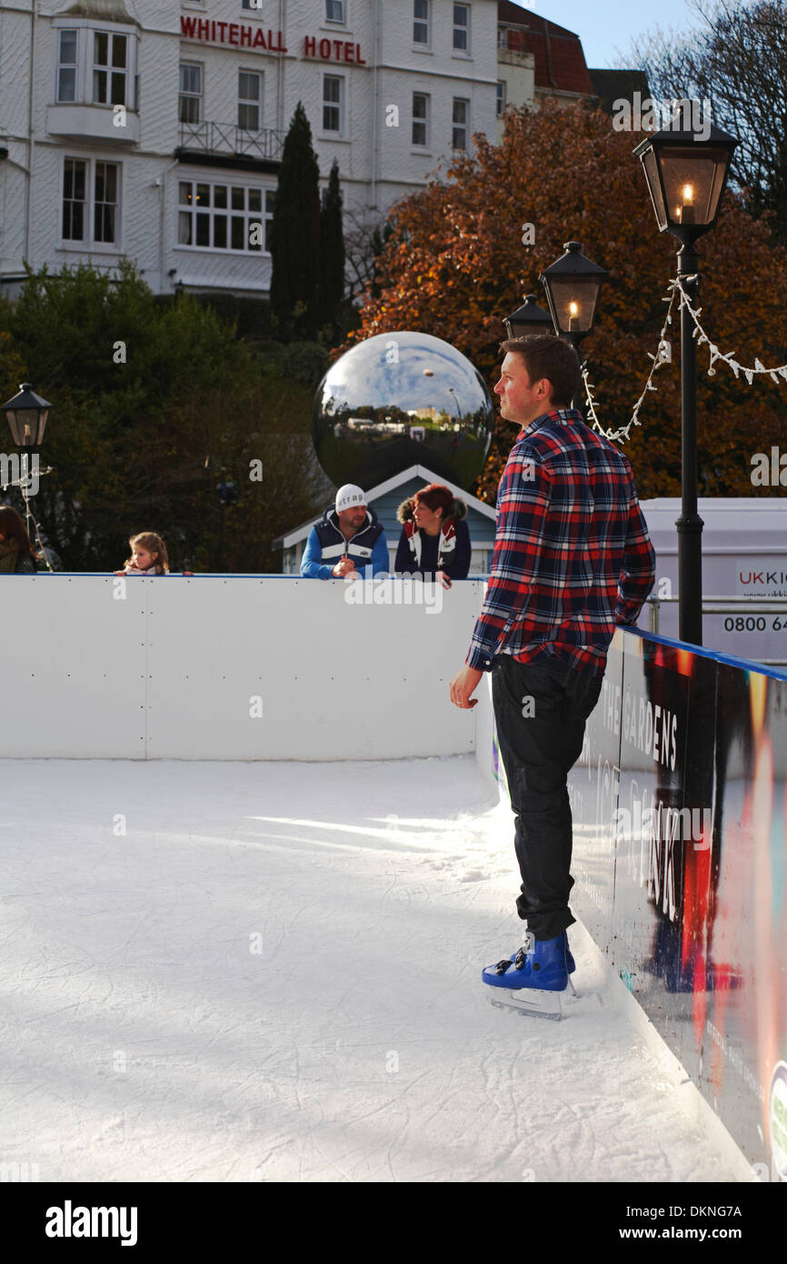 Bournemouth, Großbritannien Sonntag, den 8. Dezember 2013. Man Eislaufen auf der Eisbahn im Freien Gärten Eislaufbahn in Bournemouth Stockfoto