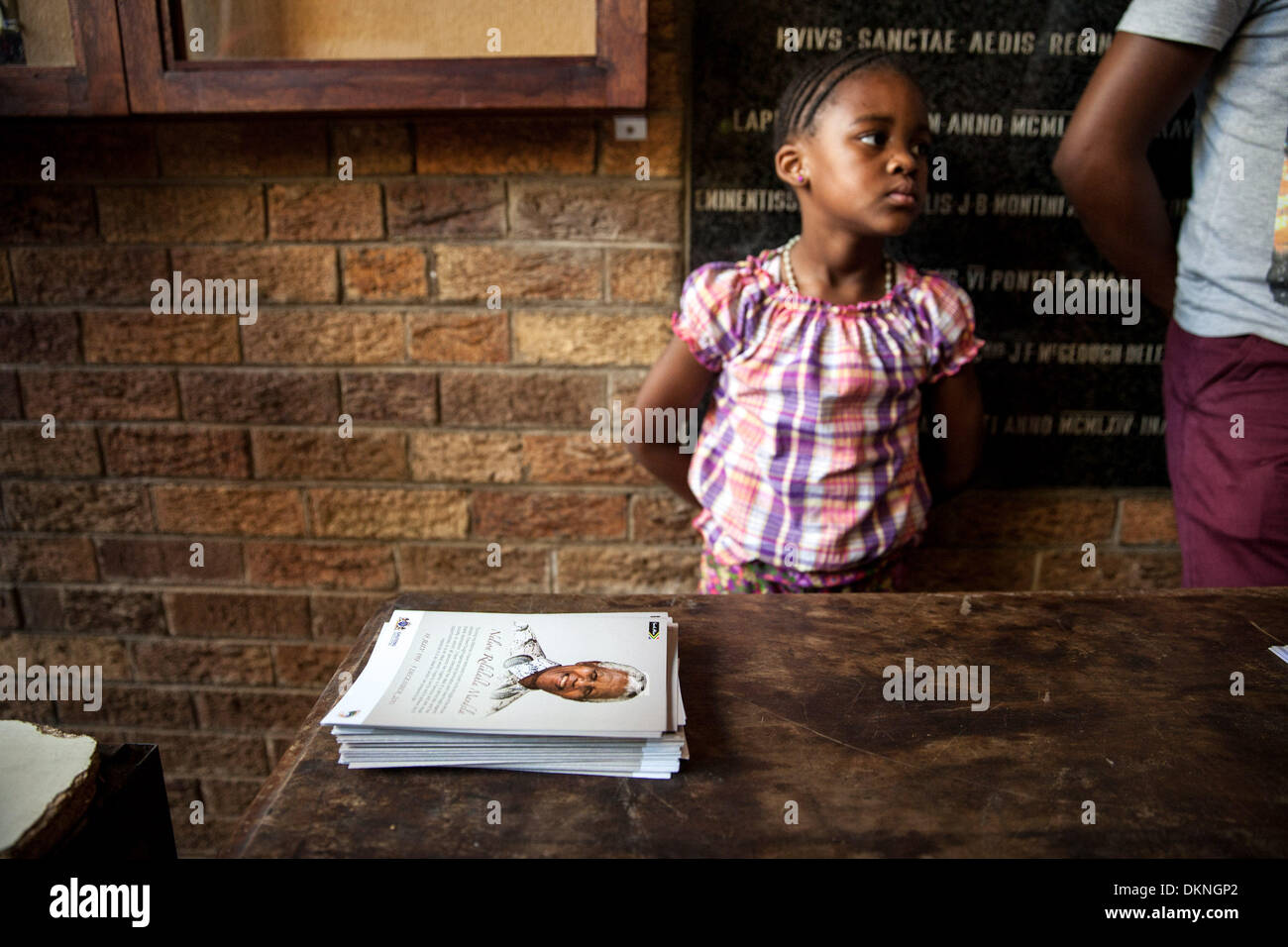 Soweto, Süd Afrika. 8. Dezember 2013.  Mitglieder der Kirche Regina Mundi halten einen Gottesdienst, ehemaligen Präsidenten Nelson Mandela auf 8. Dezember 2013 in Soweto, Südafrika zu Ehren. Der Vater der Nation, Nelson Mandela, Tata Madiba, ruhig am Abend des 5. Dezember 2013 in seinem Haus in Houghton mit Familie verstorben. Er wird am 15. Dezember 2013 in Qunu begraben werden. Bildnachweis: Gallo Bilder/Alamy Live News Stockfoto