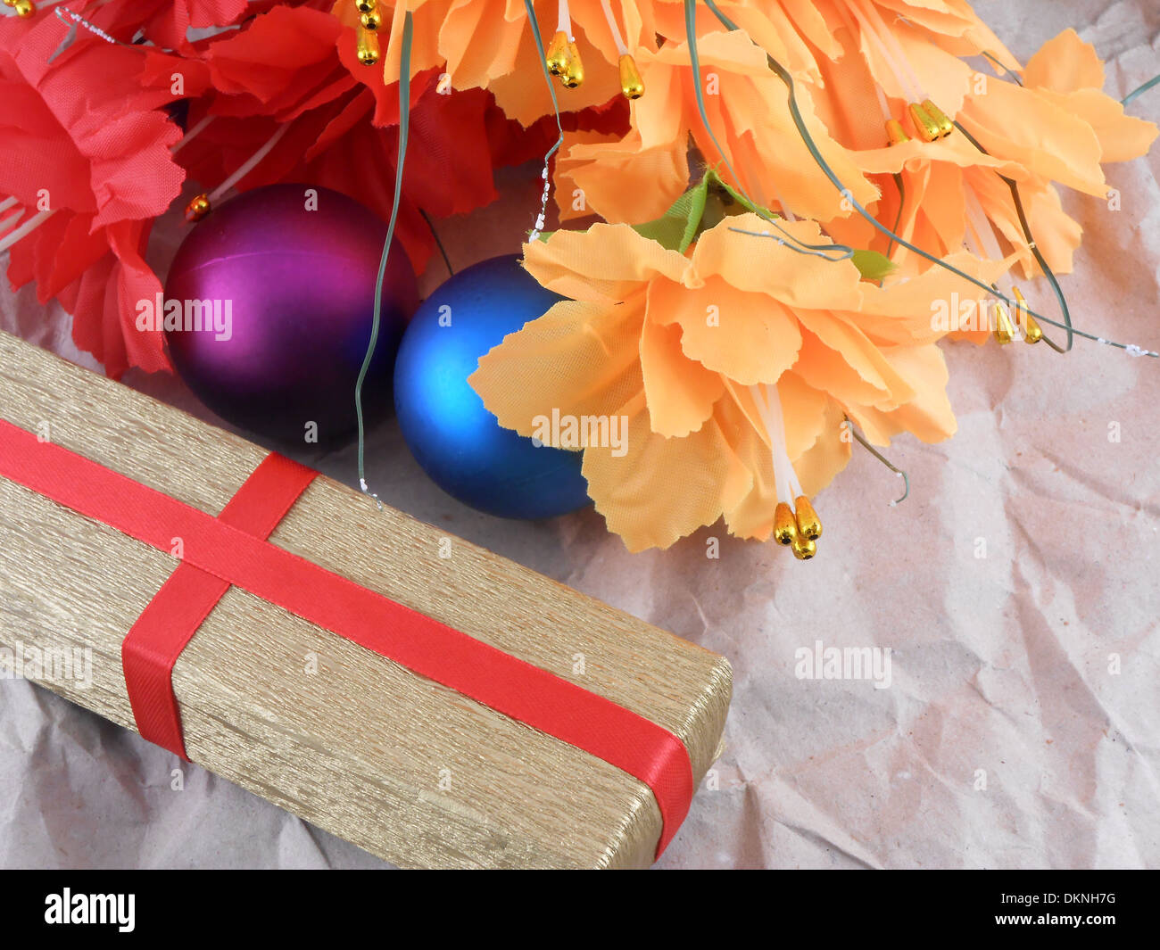 Blumen, Weihnachtskugeln und goldenen Geschenk-Box, Weihnachtsschmuck Stockfoto