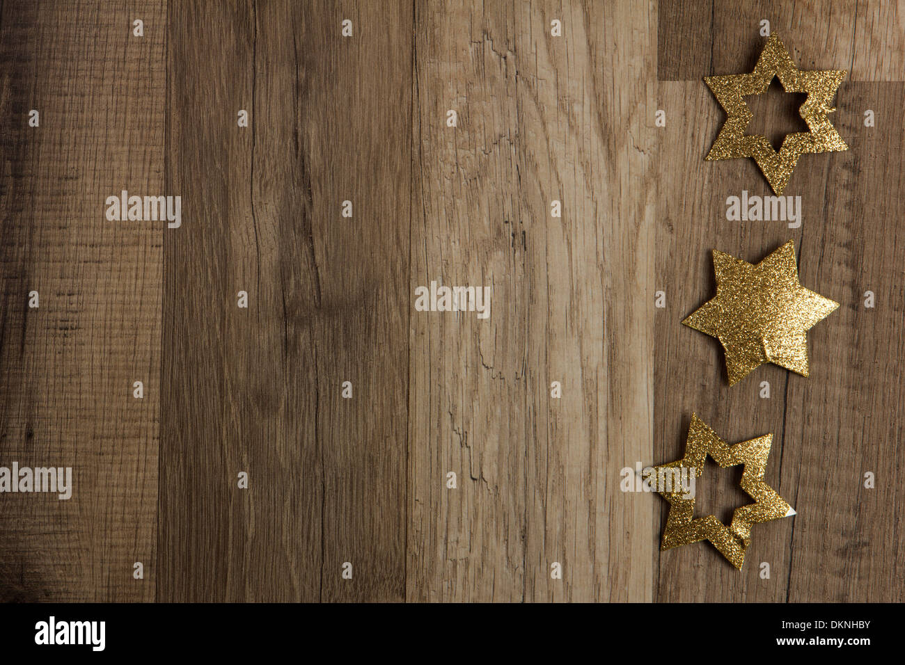 Mährische Stars wie Weihnachten Dekoration Gold auf hölzernen Hintergrund Stockfoto