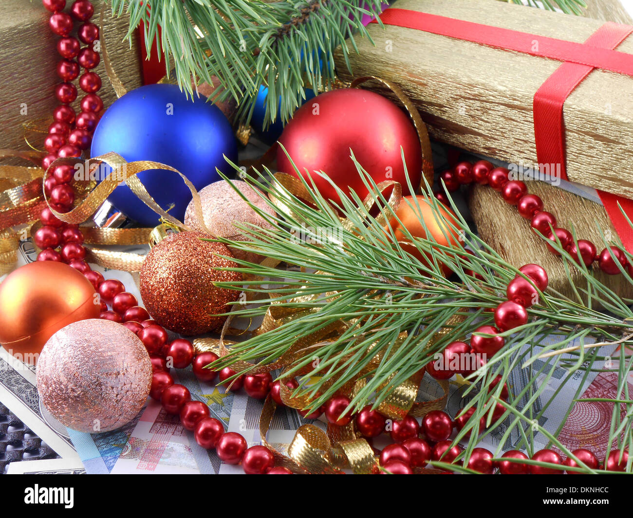 Weihnachts-Geschenk-Box mit Neujahr Kugeln, weiße Diamanten und AST Stockfoto