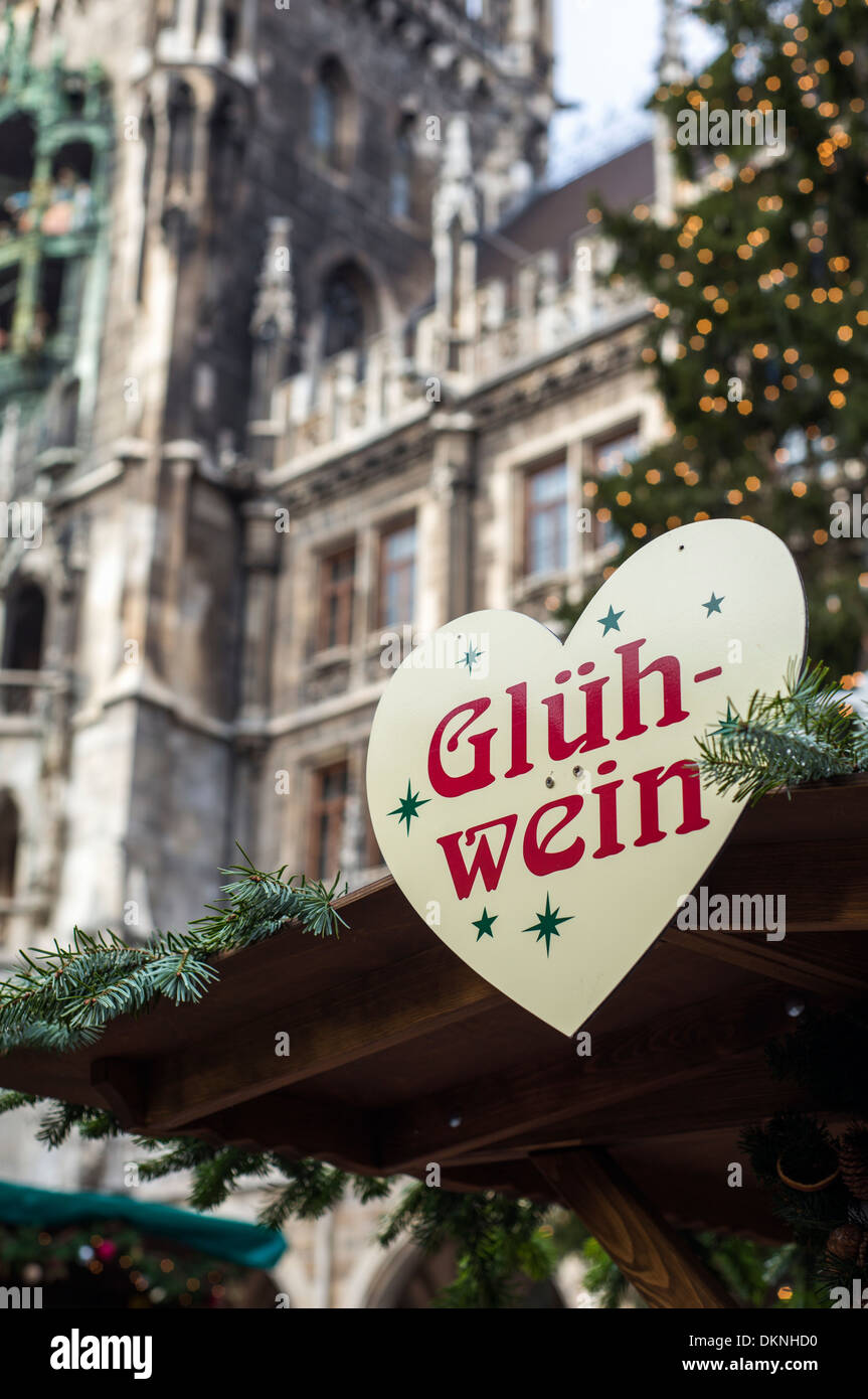 GlühweinStand auf dem Weihnachtsmarkt vor dem Rathaus (Rathaus) am Marienplatz in München