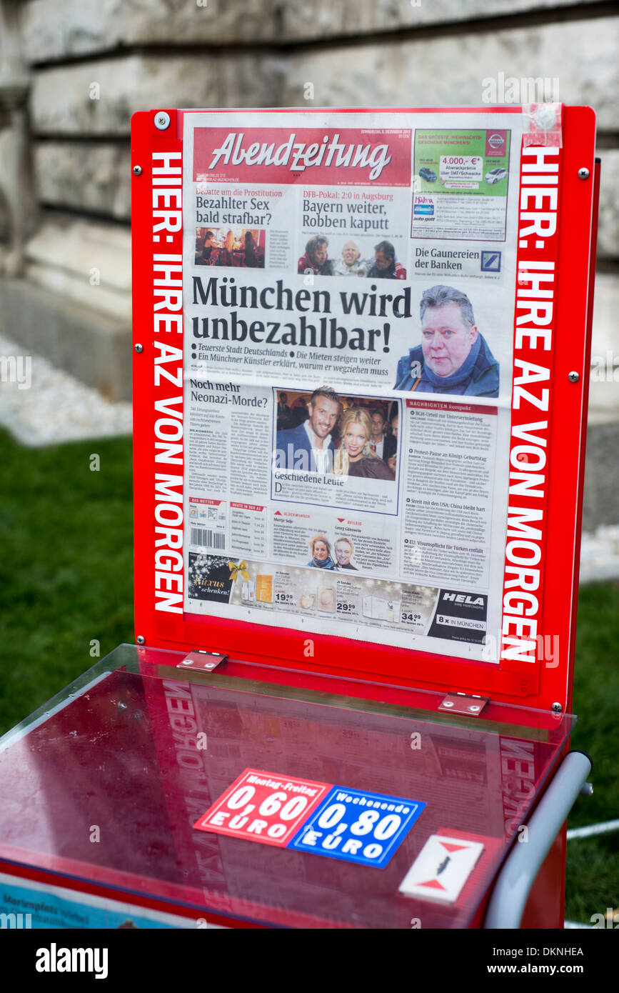 Stand am Straßenrand verkaufen Zeitungen im Zentrum von München, Deutschland Stockfoto