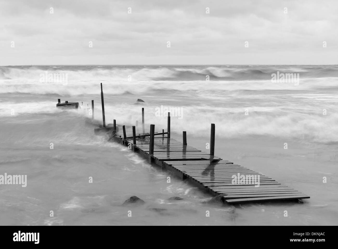 Holzbrücke in einem stürmischen und wellig Meer Stockfoto