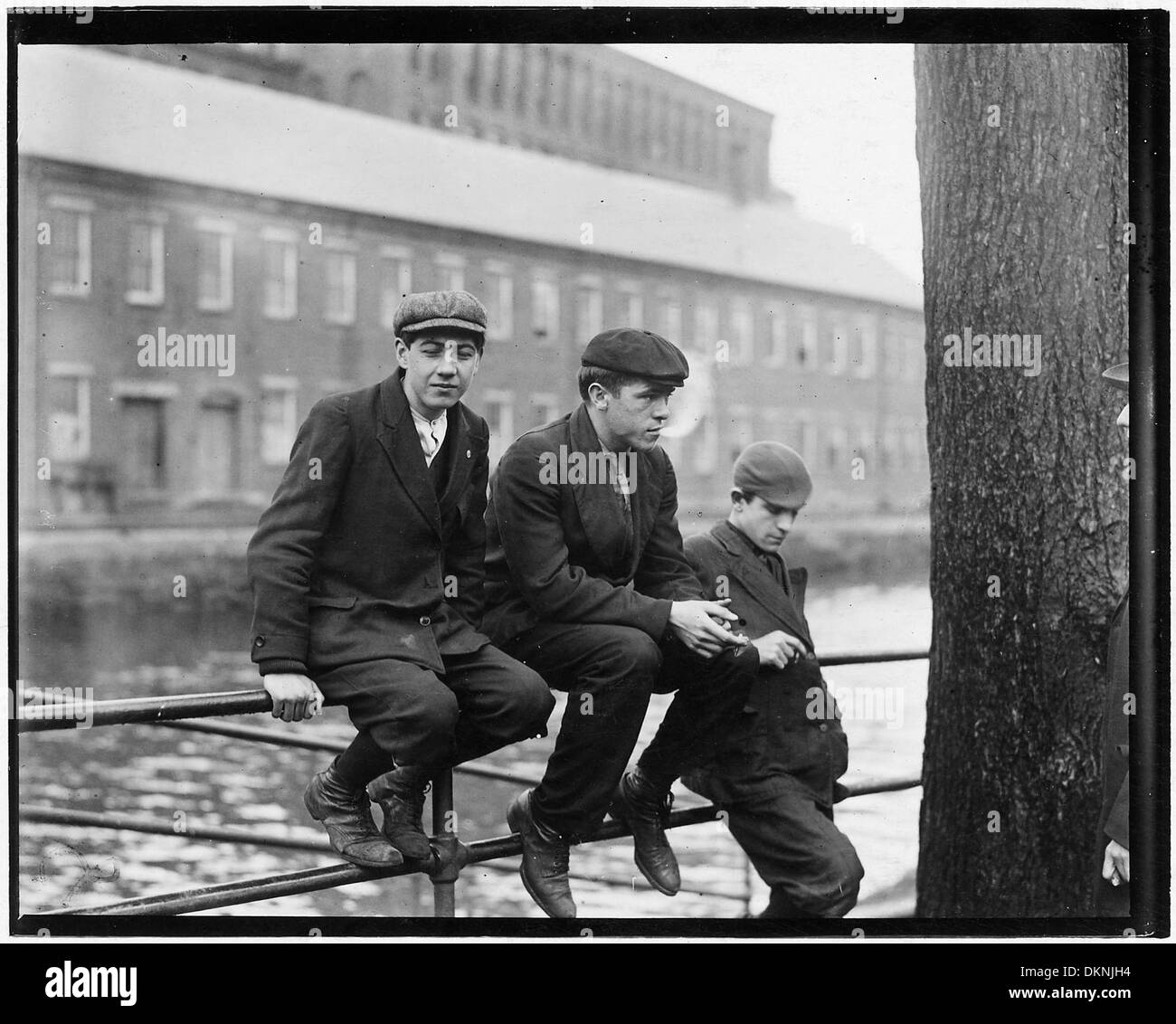 Jungen Zimmer zu bleichen. Daniel Crowley, 17 Jahre alt. Mike Kennedy, 18 Jahre alt. Pacific Mills. Lawrence, Massachusetts, USA 523271 Stockfoto