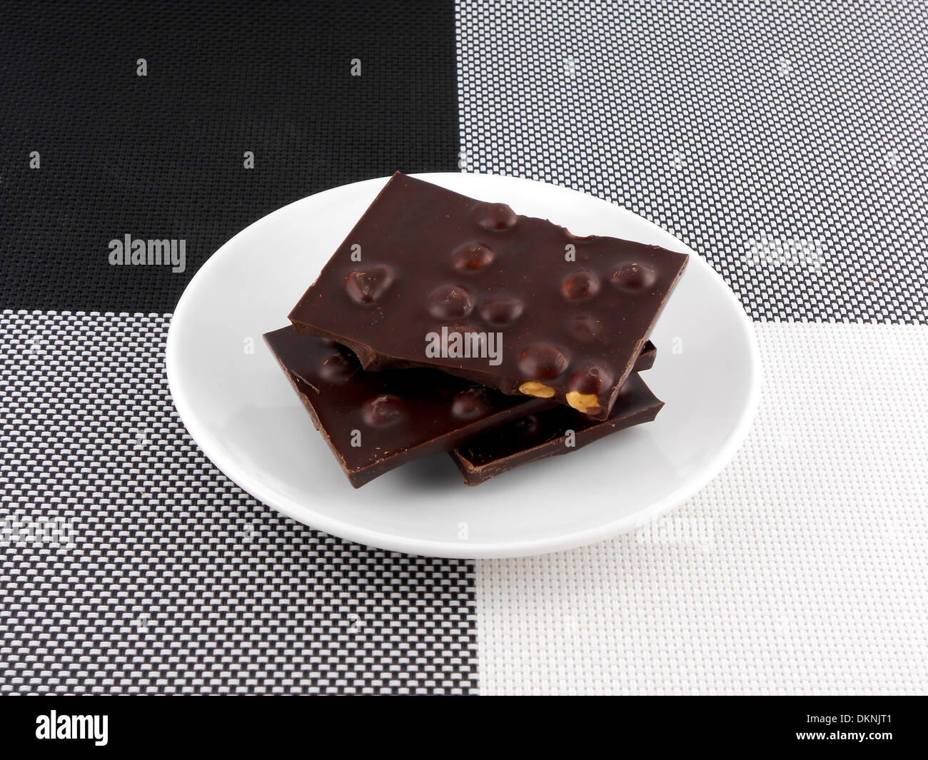 Gebrochene Schokolade Teile in weißer Teller Stockfoto