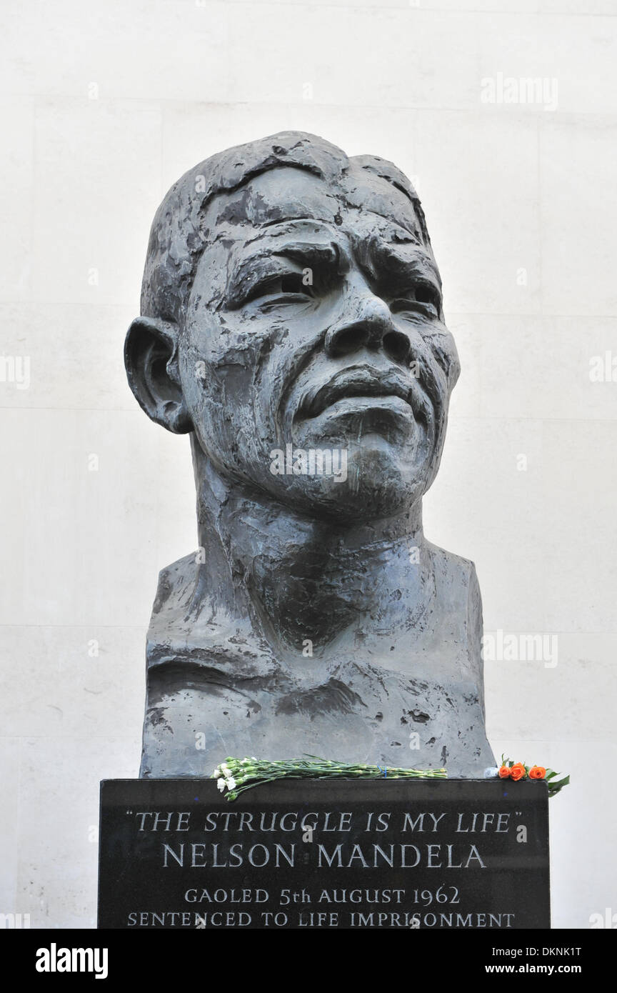 Southbank, London, UK. 8. Dezember 2013. Blumen und Hommagen an der Büste von Nelson Mandela auf der Southbank. Bildnachweis: Matthew Chattle/Alamy Live-Nachrichten Stockfoto