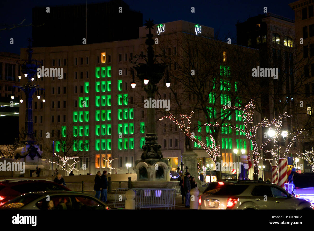 Soldaten und Matrosen-Denkmal in Downtown Indianapolis, Indiana, gekleidet in Weihnachtsbeleuchtung für die Ferienzeit. Stockfoto