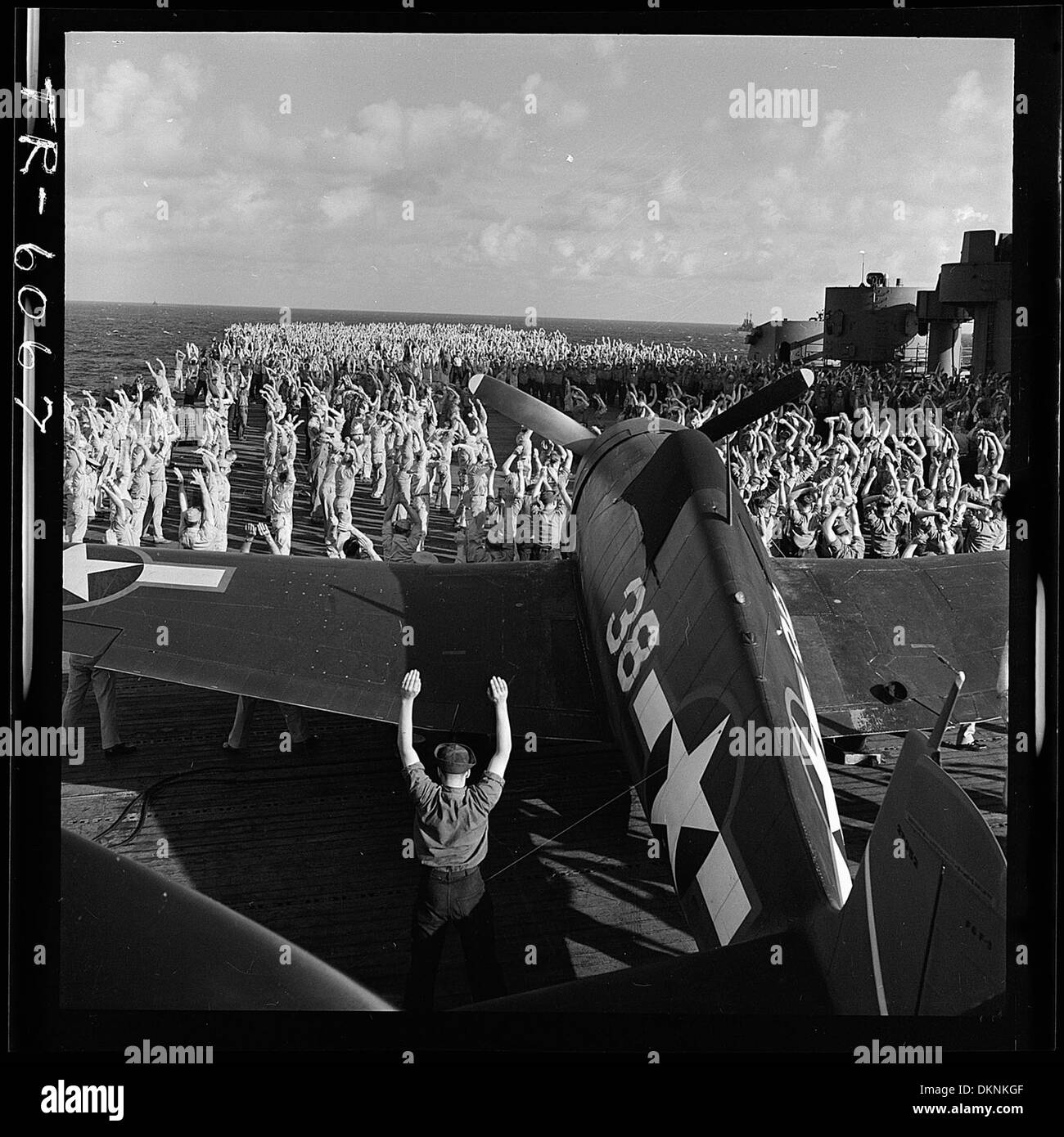 Besatzung der USS Yorktown (CV-10), führt Morgen Gymnastik inmitten F6Fs während Enroute Jap Insel Befestigungsanlagen anzugreifen. 520926 Stockfoto