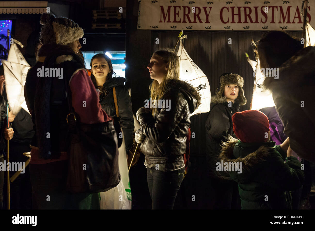 Laternenumzug, Late Night Weihnachts-Shopping, Lewes, Sussex, England Stockfoto