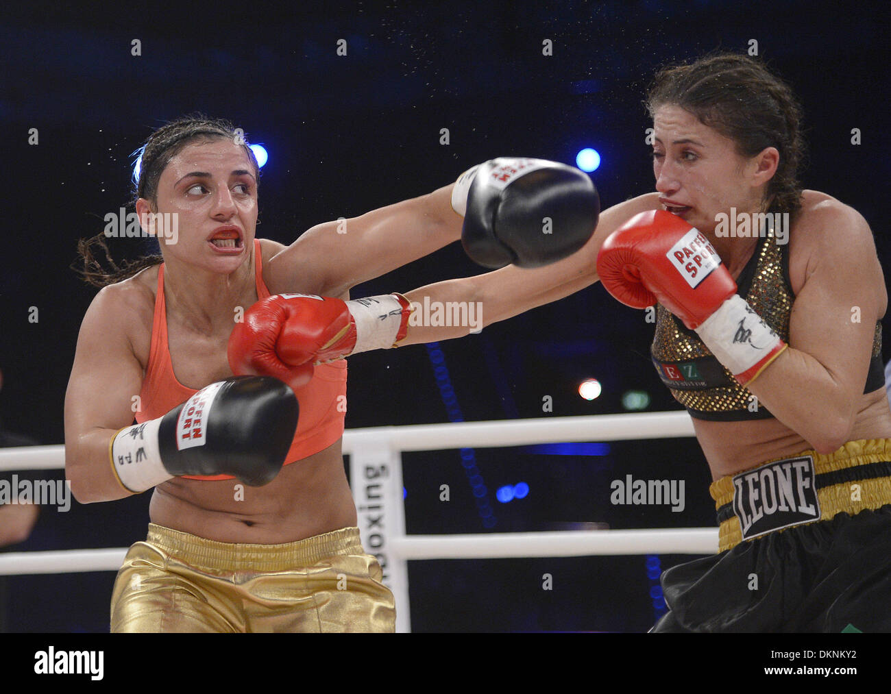 Italiens Simona Galassi kämpft Deutschlands WBA-Weltmeister im Leichtgewicht Boxen, Susi Kentikian (L) in der Porsche Arena in Stuttgart, Deutschland, 7. Dezember 2013. Foto: Daniel Maurer/dpa Stockfoto