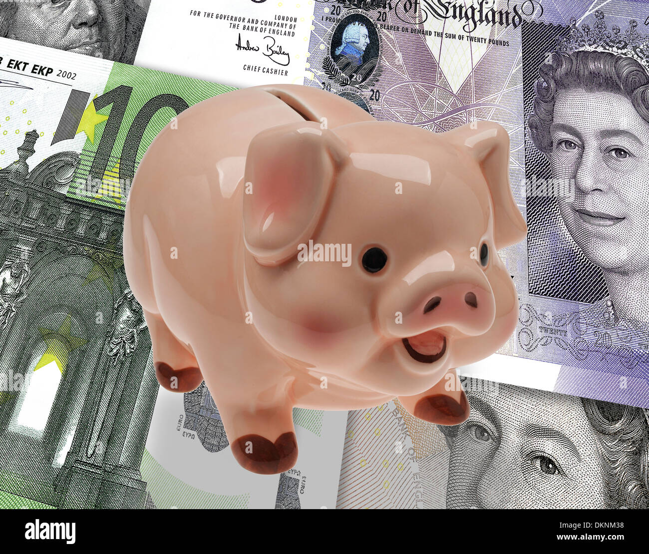 China/Keramik Kind Einsparungen oder Sparschwein auf Hintergrund Pfund, Euro und Dollar-Währung. Stockfoto