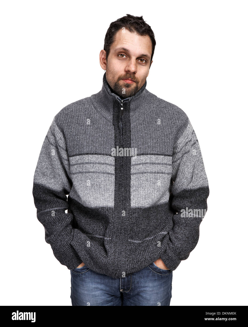 Junger Mann im grauen Pullover mit Händen in den Taschen in Kamera isoliert auf weißem Hintergrund Stockfoto