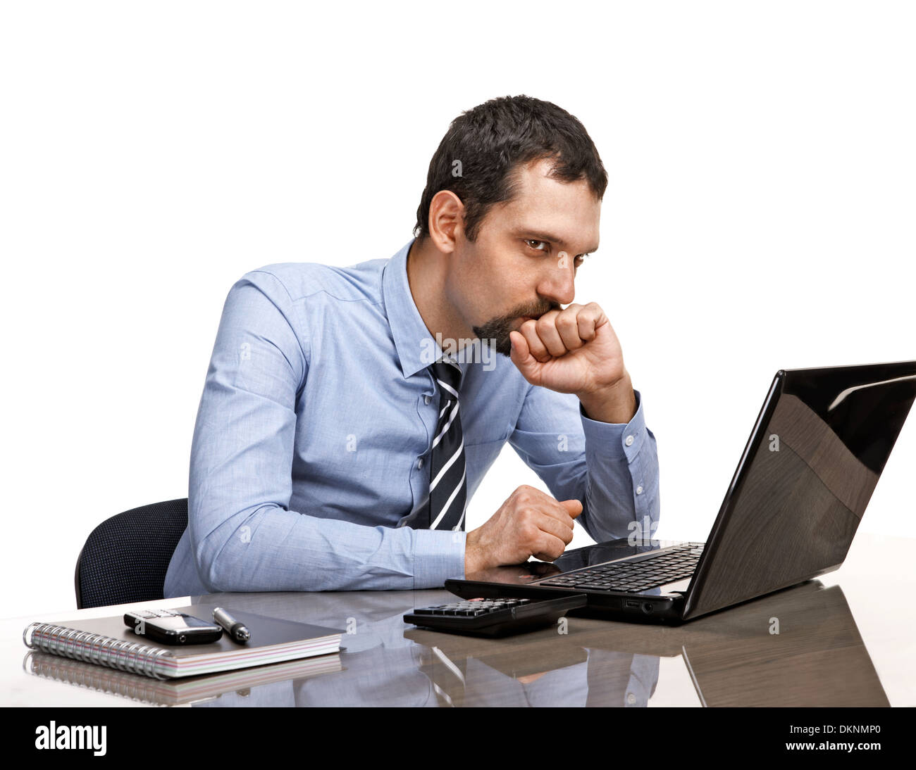 Nachdenklich Geschäftsmann am Schreibtisch auf Laptop isoliert auf weißem Hintergrund Stockfoto