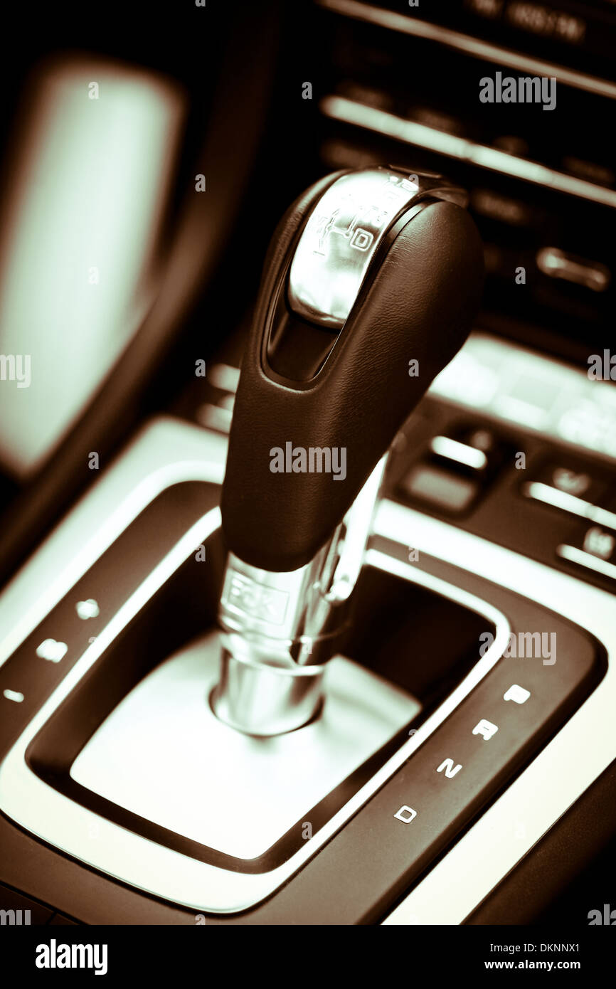 Einzelheiten über eine automatische Gangschaltung in ein neues Auto Stockfoto